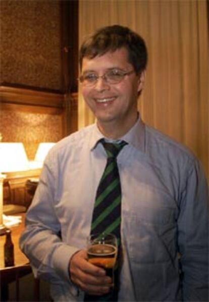 Balkenende celebra anoche en La Haya su triunfo con una cerveza.