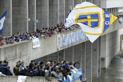 Seguidores del Real Oviedo, antes de un partido contra el Oviedo ACF disputado en Tercera 2005.