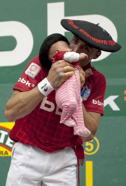 Irujo besa a su hija después de su triunfo en la final