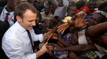 El presidente francés, Emmanuel Macron, visita una escuela en Ouagadougou (Burkina Faso), este martes.