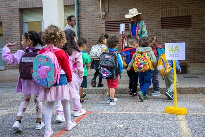 Niños entran al entrando al CEIP Duquesa de la Victoria de Logroño (La Rioja).