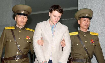 Otto Warmbier es llevado a juicio en Pyongyang, en marzo de 2016.