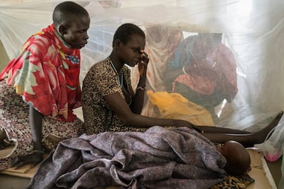 Unos familiares visitan a una madre y a su hijo malnutrido en el centro de tratamiento de MSF en Leer.