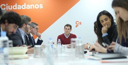 Albert Rivera, en el centro, durante una reuni&oacute;n de la ejecutiva de Ciudadanos.