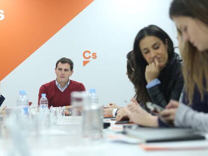 Albert Rivera, en el centro, durante una reuni&oacute;n de la ejecutiva de Ciudadanos.