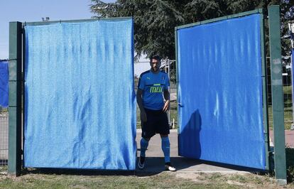 Graziano Pellè, delantero de Italia, llega al campo de entrenamiento de su selección en en el cuartel general de Montpellier. 