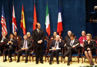 El guitarrista, ante los demás galardonados, se pone en pie en el teatro Campoamor de Oviedo para recibir el premio Príncipe de Asturias -el primero que se concedía a un artista flamenco- de la mano del Príncipe Felipe.