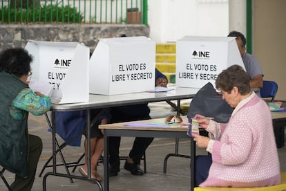 Votantes acuden a las urnas durante la elección del Poder Judicial en Ciudad de México, el 1 de junio 2025.