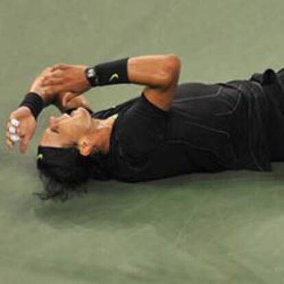 El español Rafael Nadal celebra su triunfo sobre el serbio Novak Djokovic después de ganar la final del Abierto de Tenis de Estados Unidos
