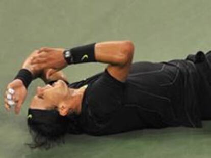 El español Rafael Nadal celebra su triunfo sobre el serbio Novak Djokovic después de ganar la final del Abierto de Tenis de Estados Unidos