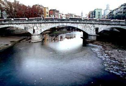 Las bajas temperaturas han congelado las aguas del río Onyar en el centro de la ciudad de Girona.