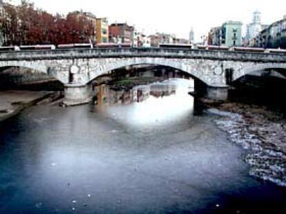 Las bajas temperaturas han congelado las aguas del río Onyar en el centro de la ciudad de Girona.