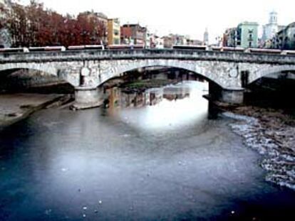 Las bajas temperaturas han congelado las aguas del río Onyar en el centro de la ciudad de Girona.