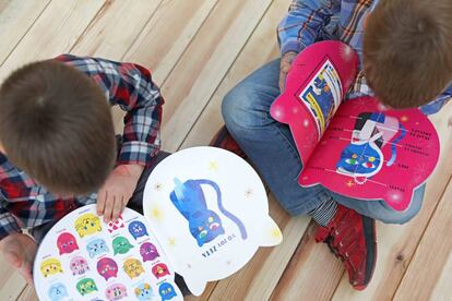 Dos niños leen 'Yo soy Zeta', el libro que el Ayuntamiento de de la capital regala a todos los bebés recién nacidos en la ciudad.