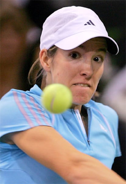 La tenista belga Justine Henin-Hardenne devuelve una bola a la francesa Amelia Mauresmo.