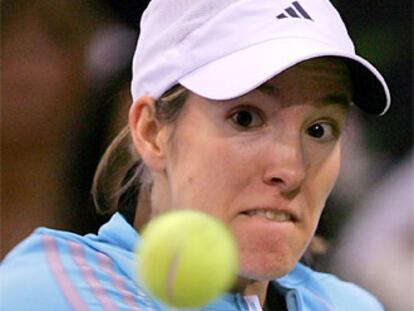 La tenista belga Justine Henin-Hardenne devuelve una bola a la francesa Amelia Mauresmo.