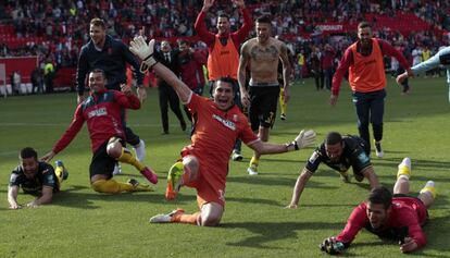 Los jugadores del Granada celebran la permanencia en el S&aacute;nchez Pizju&aacute;n.