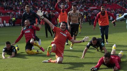 Los jugadores del Granada celebran la permanencia en el Sánchez Pizjuán.