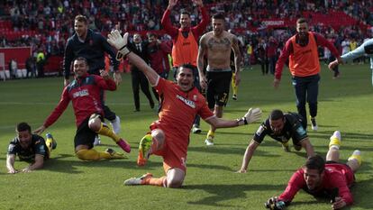 Los jugadores del Granada celebran la permanencia en el S&aacute;nchez Pizju&aacute;n.