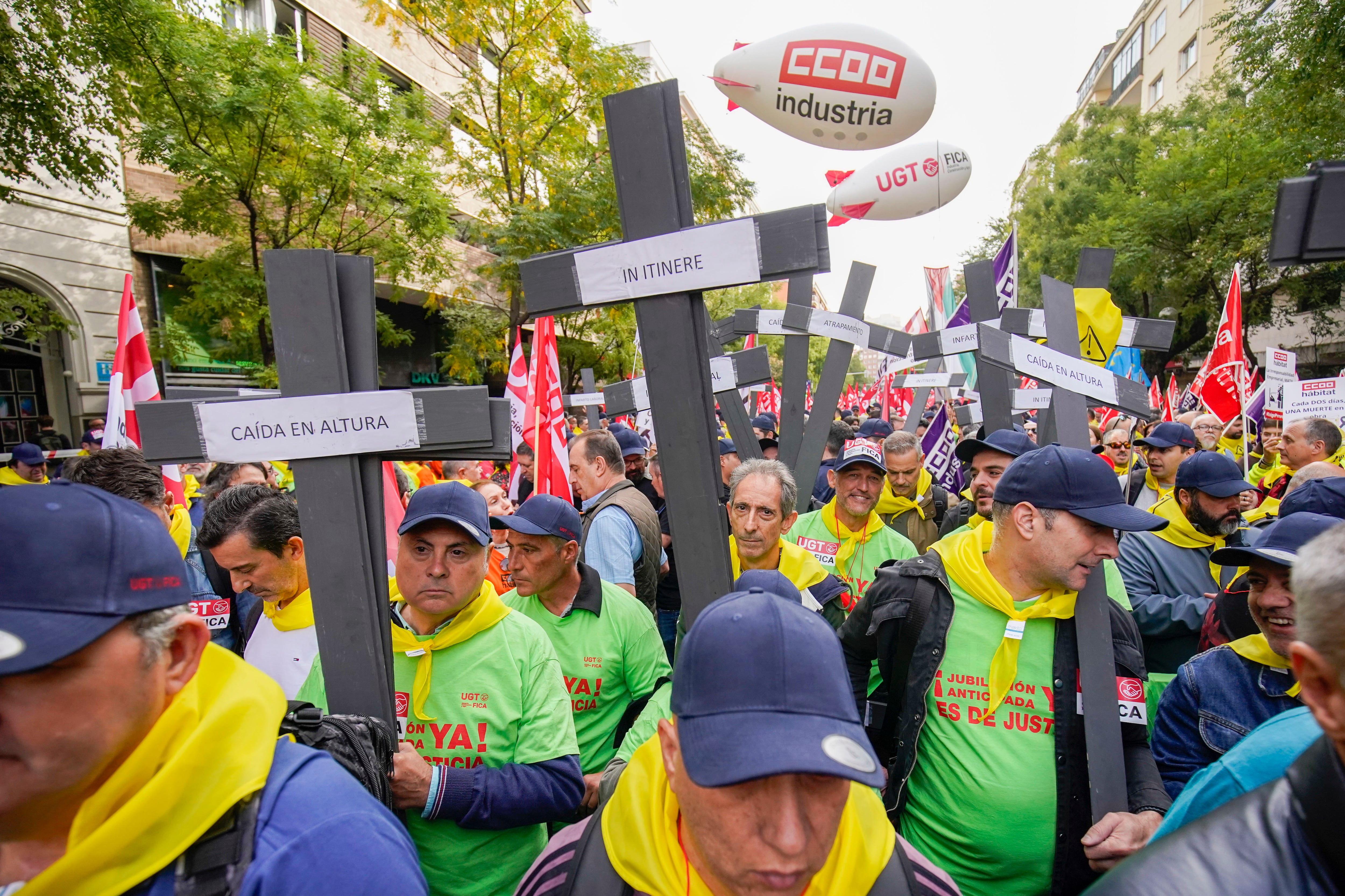 Sindicalistas de la construcción se manifestaban este jueves para protestar por la siniestralidad en el sector frente a la sede de la CEOE en Madrid.
