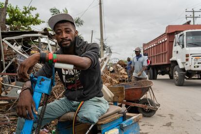 A Bernard Mackenley le amputaron su pierna en el terremoto de 2010 en la capital. "Me cuesta creer lo que nos pasa en Haití. Es una catástrofe tras otra. Vine de Puerto Príncipe en busca de oportunidades y ahora he perdido mi casa en Los Cayos. Duermo donde puedo y traigo al mercado lo que encuentro en los escombros para intentar venderlo. Así me gano la vida", relata.