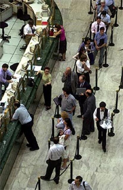 Una de las múltiples colas que se producen estos días en los bancos argentinos, tras la aprobación del polémico <i>decretazo</i>.