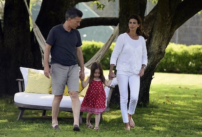 Mauricio Macri camina con su esposa Juliana Awada y su hija Antonia, después de votar en Buenos Aires el 22 de noviembre.