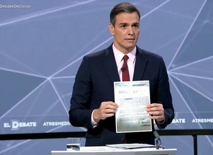 Pedro Sánchez muestra una carta y dice: "Acabamos de recibir cartas de los trabajadores que luchan contra la violencia de género en Andalucía porque se están haciendo ya listas negras contra ellos".