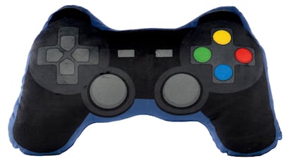 Este cojín con forma de mando es de poliéster.