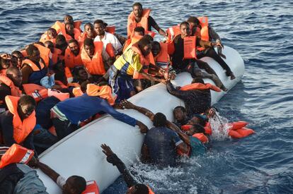 Migrantes y refugiados entran en pánico al caer al agua durante la operación de rescate. 