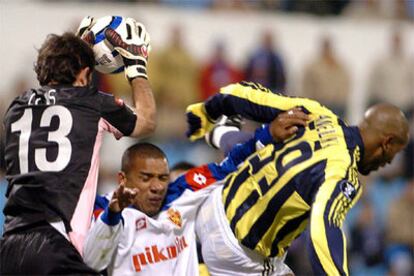 Luis García atrapa la pelota ante Álvaro y Anelka.