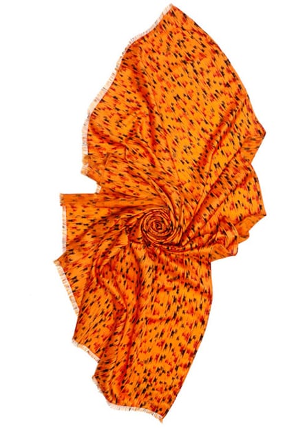 Foulard estampado, de Uterqüe (49,95 euros).