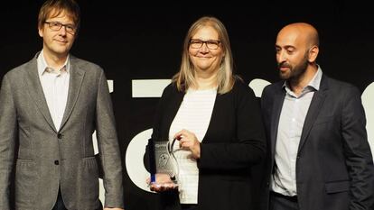 El diseñador Mark Cerny, la diseñadora Amy Henning e Iván Lobo, director de Gamelab, durante la gala de los IX Premios a la Industria del Videojuego Español.