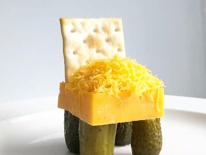 Silla de queso y galleta con pepinillo.