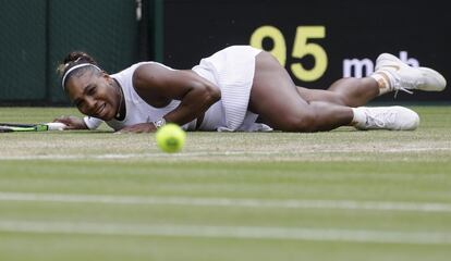 Serena Williams cae al suelo durante el partido contra Alison Riske, en un partido de Wimbledon.
