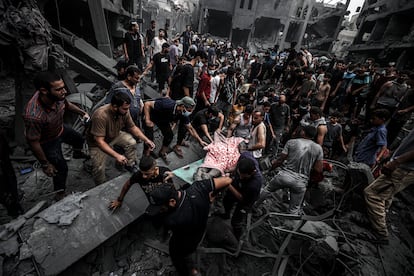 Palestinos transportan a las víctimas de los bombardeos en la ciudad de Gaza, este viernes.