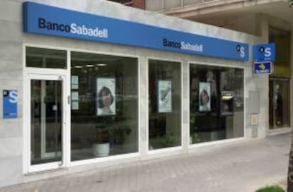 Logotipo del Banco Sabadell, en una de sus sedes de Madrid. EFE/Archivo