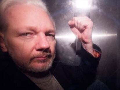 La justicia estadounidense presenta 17 nuevos cargos contra el fundador de Wikileaks por la gran filtración de 2010. Hasta ahora le perseguía por la conspiración en el pirateo de los ordenadores del Pentágono