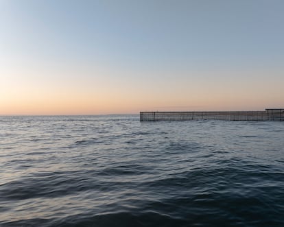 El muro de la frontera se adentra en el océano Pacífico, Mexico.