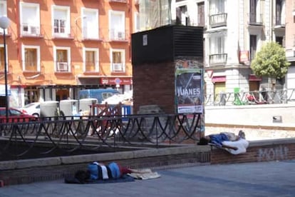 "Ésta es nuestra respuesta al vídeo de la M-30 que reparte el Ayuntamiento de Madrid. Con la grandes obras viarias, tiene abandonado el centro que está peor que nunca", ha afirmado la presidenta de la Asociación Vecinal Barrio de Universidad, Isabel Rodríguez.