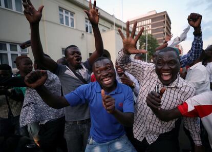 Residentes de Harare celebran la renuncia del presidente Mugabe. 