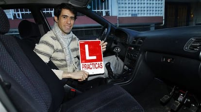 Gabriel Lucas, en el coche adaptado con el que se sac el carn sin acudir a la autoescuela, con su L de conduccin en prcticas.