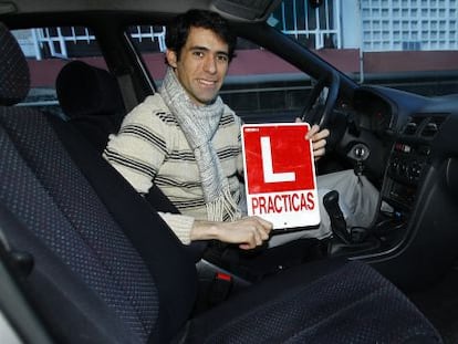 Gabriel Lucas, en el coche adaptado con el que se sacó el carné sin acudir a la autoescuela, con su L de conducción en prácticas.