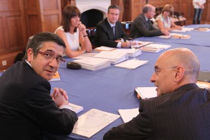 El <b><i>lehendakari,</b></i> Patxi López (izquierda), con el consejero de Interior, Rodolfo Ares, al inicio del Consejo de Gobierno de ayer en San Sebastián.