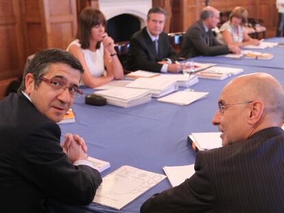 El <b><i>lehendakari,</b></i> Patxi López (izquierda), con el consejero de Interior, Rodolfo Ares, al inicio del Consejo de Gobierno de ayer en San Sebastián.