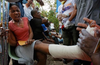 Uma vítima do terremoto é atendida no hospital de Frère em Porto Príncipe (20/01/2010).