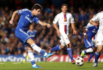 El centrocampista brasileño del Chelsea Oscar marca el 1-0 en Stamford Bridge.