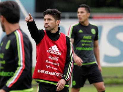 Oribe Peralta en un entrenamiento con México.