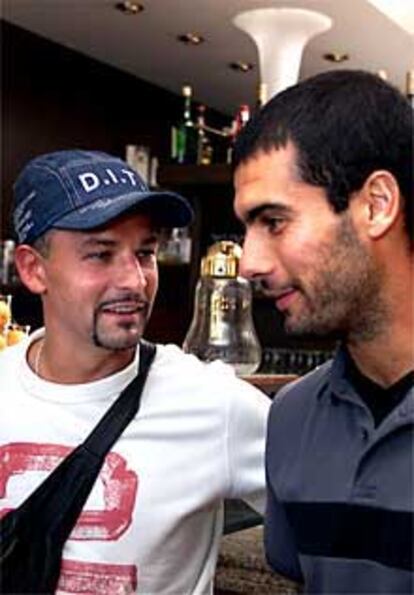 Guardiola, junto a Roberto Baggio, ayer en Brescia.