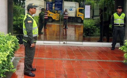 Polic&iacute;as custodian la sede principal de atenci&oacute;n al p&uacute;blico de Electricaribe en Barranquilla (Colombia).